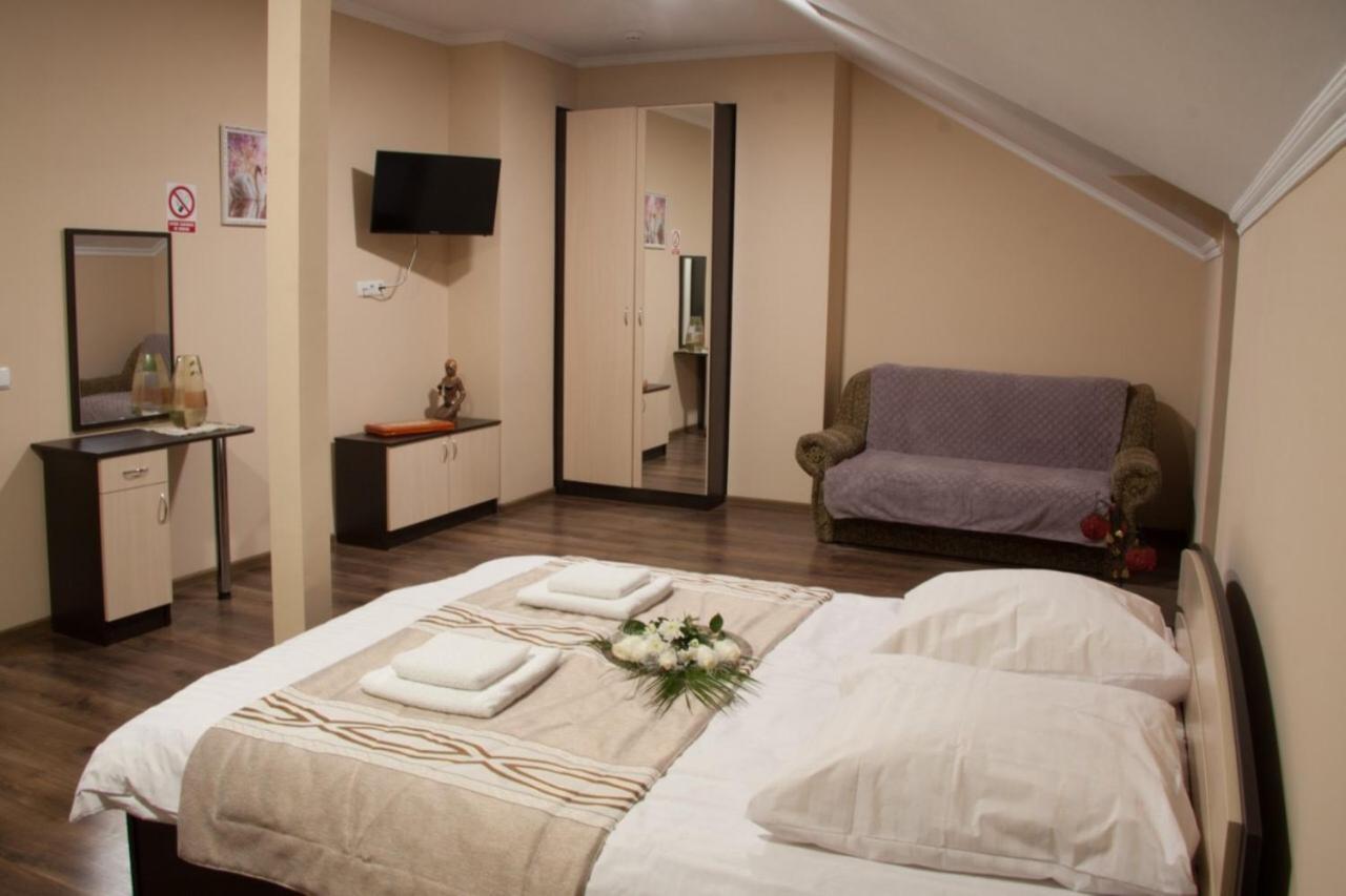 Hotel 7/24 Brovari Kültér fotó